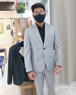 Sharp in light grey, but it’s the black shirt that steals the show—bold, refined, and effortlessly stylish 😎
.
.
#ethanmen #ethanmensuit 
#grey #black #menstyle #suits