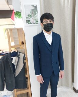 Spec-tacular style. 👓
.
.
#ethanmen #ethanmensuit 
#blue #suits #style #mensfashion