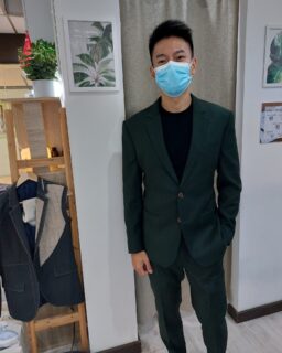 Breaking the tradition. Emerald tones and black layers for a look that commands the room! 🌳
.
.
#ethanmen #ethansuit 
#green #suits #suitstyle #man